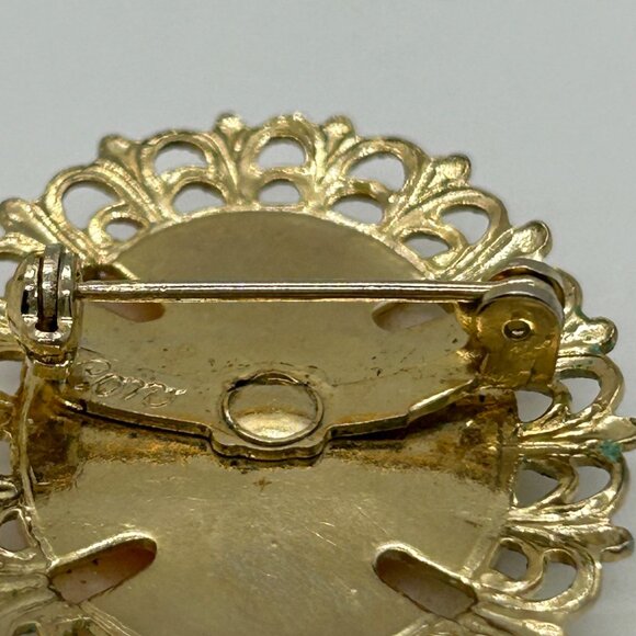 Coro Shell Cameo Brooch Gold-Tone Oval 1.5 Inches 1950s Vintage Jewelry - Picture 15 of 16